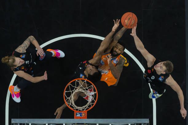 忽视后防的 忽视后防的